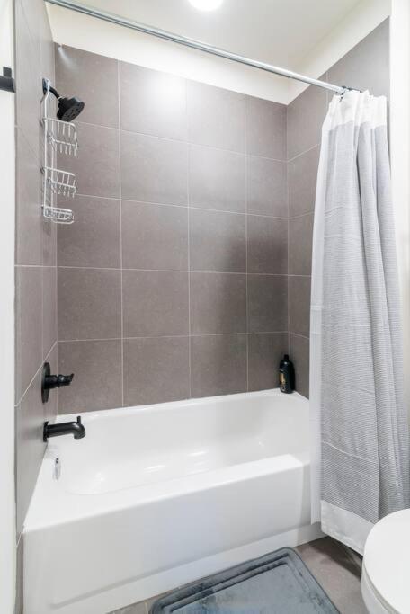 Charming Cozy Apartment With Wi-Fi & Free Parking Charlotte Dış mekan fotoğraf